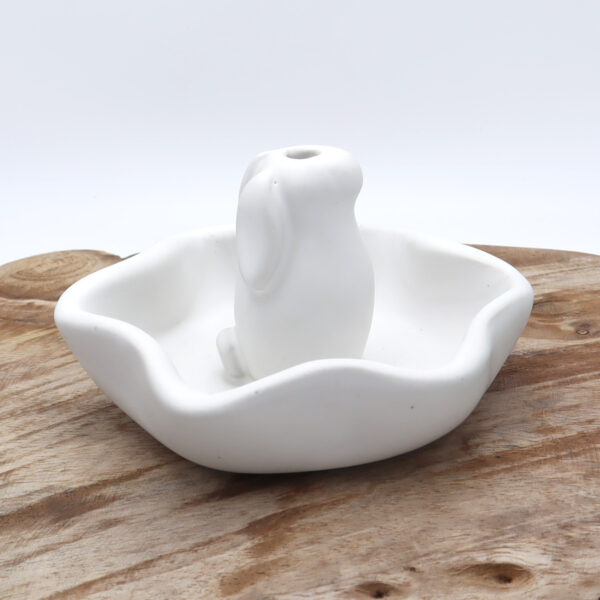Abreuvoir à oiseaux en céramique blanc avec un lapin décoratif