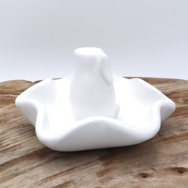 Abreuvoir à oiseaux en céramique blanc mat avec un lapin décoratif