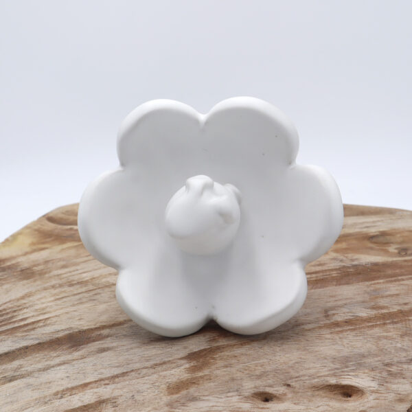 Bar à insectes en céramique blanc en forme de fleur avec un lapin décoratif