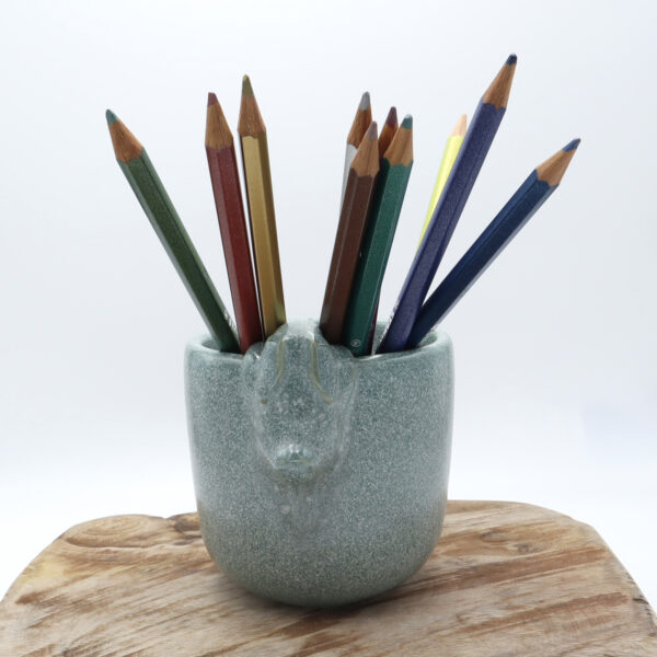 Pot à crayons avec un lapin décoratif vert