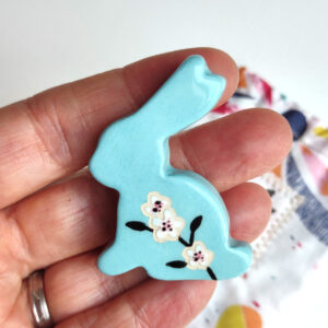 Magnet en forme de lapin bleu clair fleuri Victoria Céramique