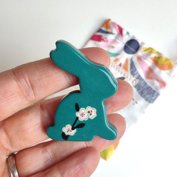 Magnet en forme de lapin bleu vert fleuri Victoria Céramique