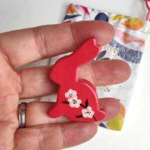 Magnet en forme de lapin rouge fleuri Victoria Céramique