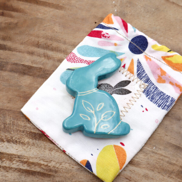 Magnet en forme de lapin turquoise Victoria Céramique