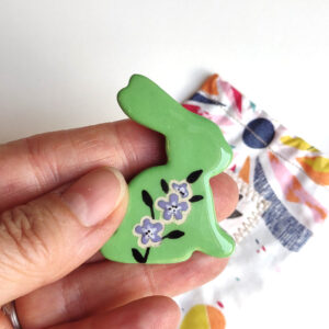 Magnet en forme de lapin vert clair fleuri Victoria Céramique