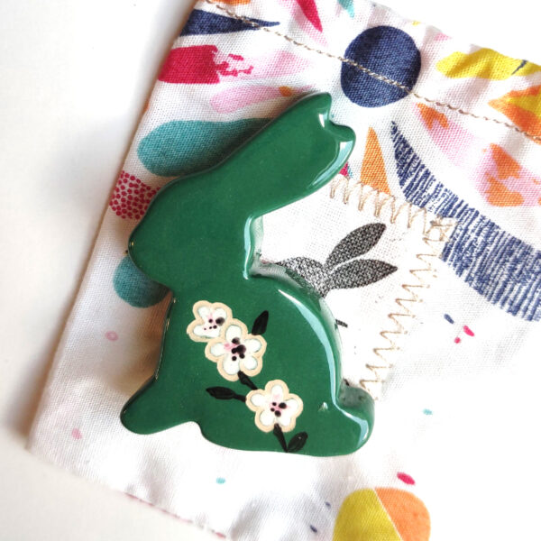 Magnet en forme de lapin vert foncé fleuri Victoria Céramique