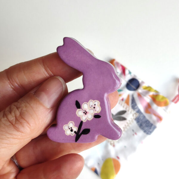 Magnet en forme de lapin violet fleuri Victoria Céramique