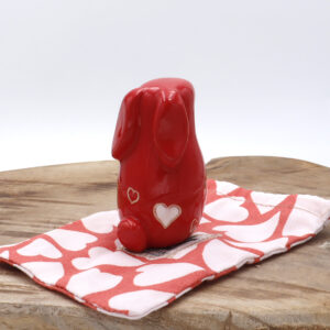 Lapin rouge avec des cœurs en céramique Victoria Céramique