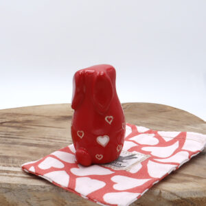 Lapin rouge avec des cœurs en céramique Victoria Céramique