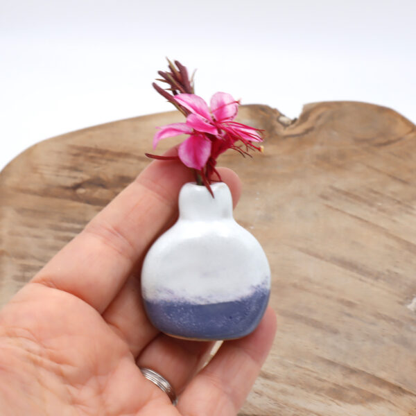 Mini vase en grès bleu et blanc