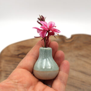 Mini vase en grès vert