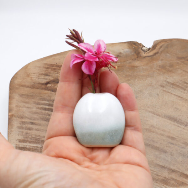 Mini vase en grès vert et blanc