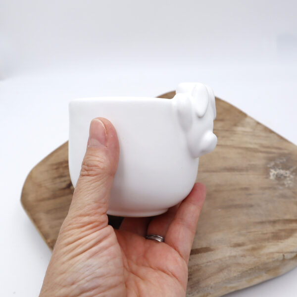 Tasse blanche avec un lapin décoratif