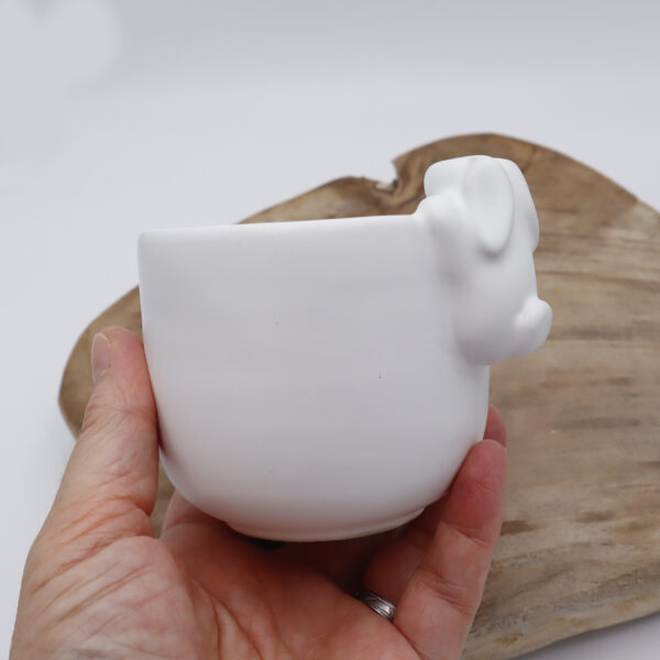 Tasse blanche avec un lapin décoratif