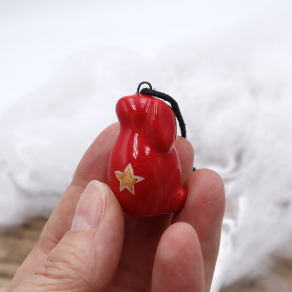 Ensemble de deux décorations de Noël à suspendre, un paquet cadeau et un lapin rouge Victoria Céramique