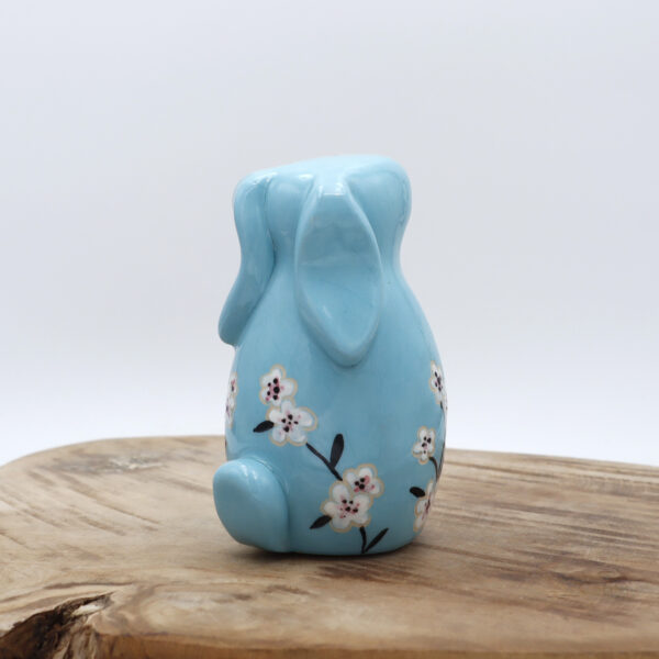 Lapin bleu ciel fleuri en céramique Victoria Céramique