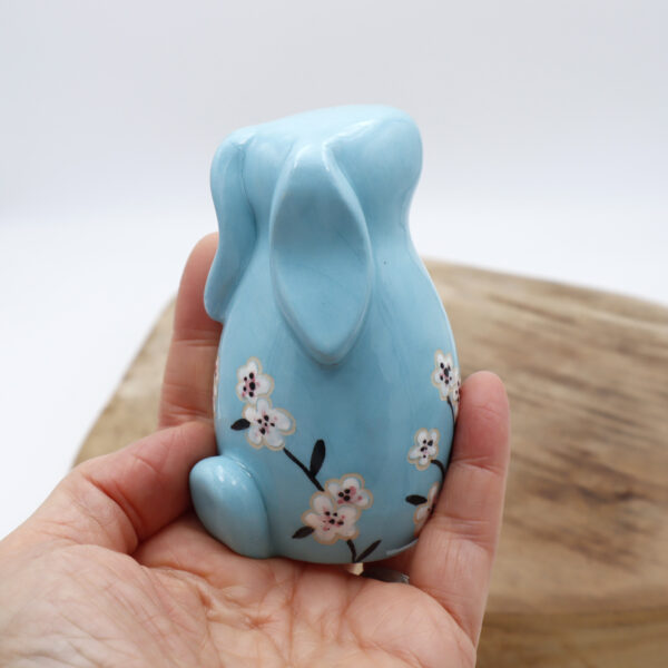 Lapin bleu ciel fleuri en céramique Victoria Céramique