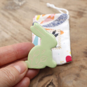 Magnet en forme de lapin vert clair Victoria Céramique