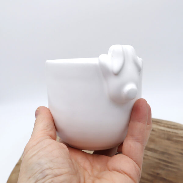 Tasse en grès blanche avec un lapin en décoration Victoria Céramique