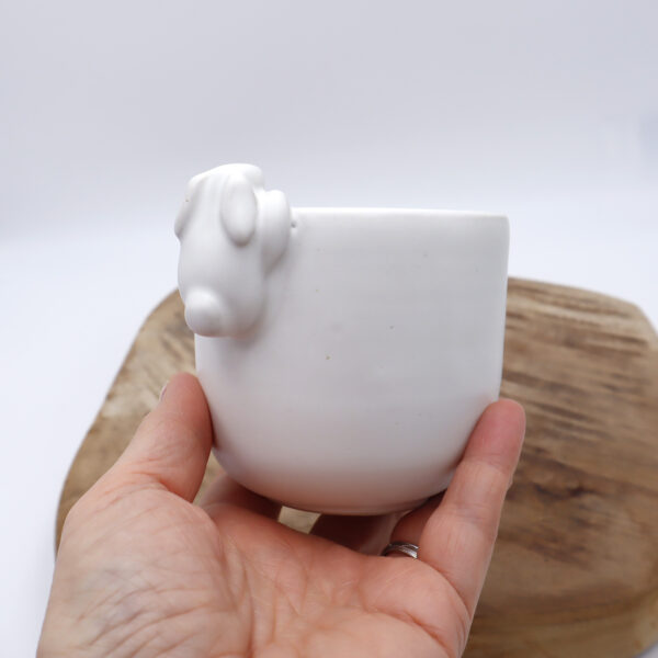 Tasse en grès blanche avec un lapin en décoration Victoria Céramique