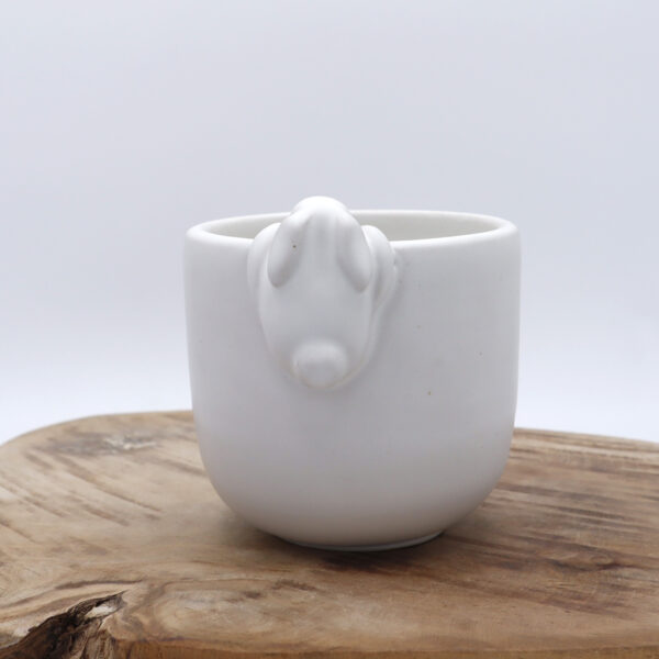 Tasse en grès blanche avec un lapin en décoration Victoria Céramique